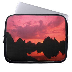 Schöne Farbe bei Sonnenuntergang der Kalksteinberg Laptopschutzhülle