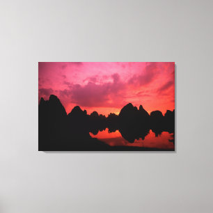 Schöne Farbe bei Sonnenuntergang der Kalksteinberg Leinwanddruck