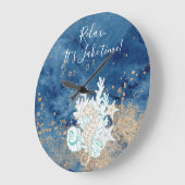 Schöne Farbe mit blauem Sand, Küstenstreifen Große Wanduhr (Winkel)