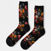 Schöne farbenfrohe Blume auf schwarz Socken (Linkes Detail)