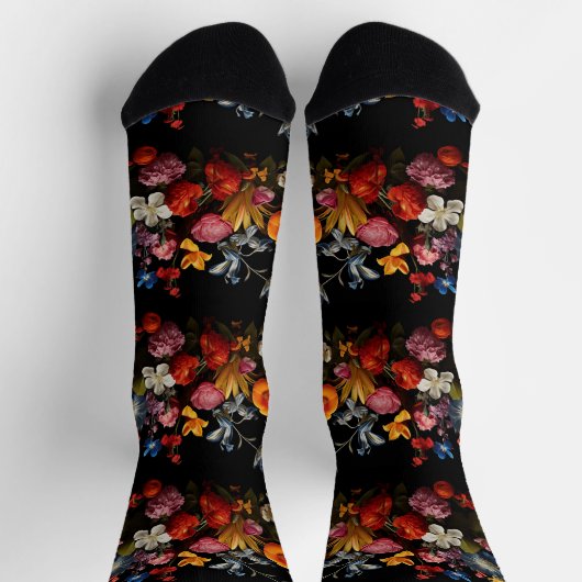 Schöne farbenfrohe Blume auf schwarz Socken (Oben)