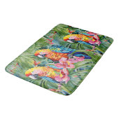 Schöne farbenfrohe Papageien und tropische Blume Badematte (Schrägansicht)