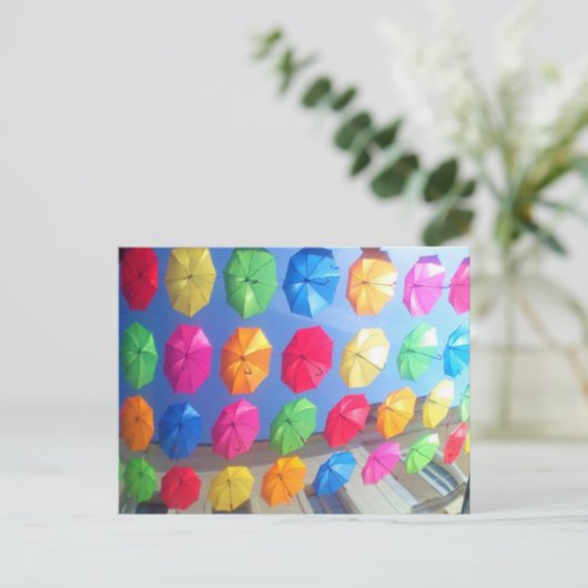 Schöne farbenfrohe Regenschirme über der Straße Postkarte (Stehend Vorderseite)