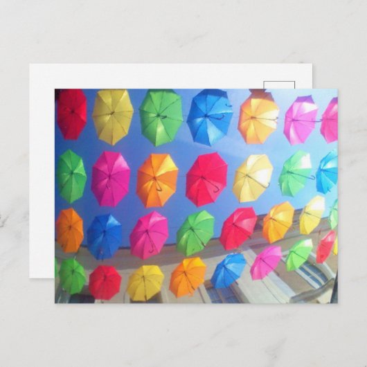 Schöne farbenfrohe Regenschirme über der Straße Postkarte (Vorne/Hinten)