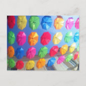 Schöne farbenfrohe Regenschirme über der Straße Postkarte (Vorderseite)