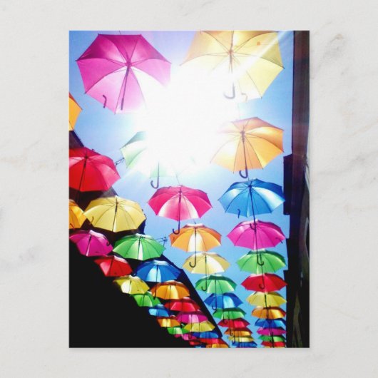 Schöne farbenfrohe Regenschirme über der Straße Postkarte (Vorderseite)