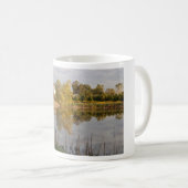 Schöne Farm reflektiert im Teich Kaffeetasse (VorderseiteRechts)