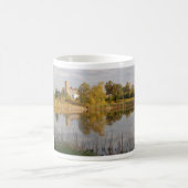 Schöne Farm reflektiert im Teich Kaffeetasse (Mittel)