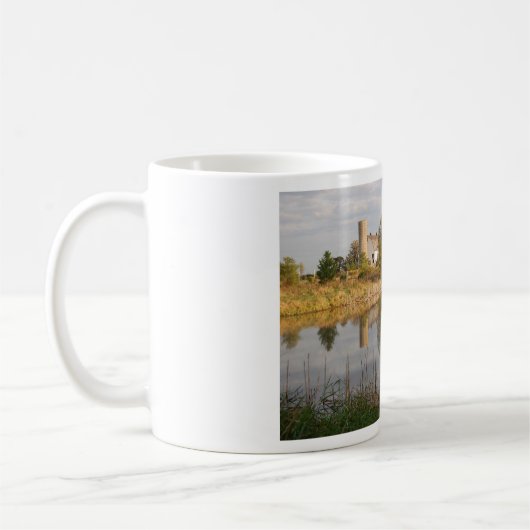 Schöne Farm reflektiert im Teich Kaffeetasse (Links)