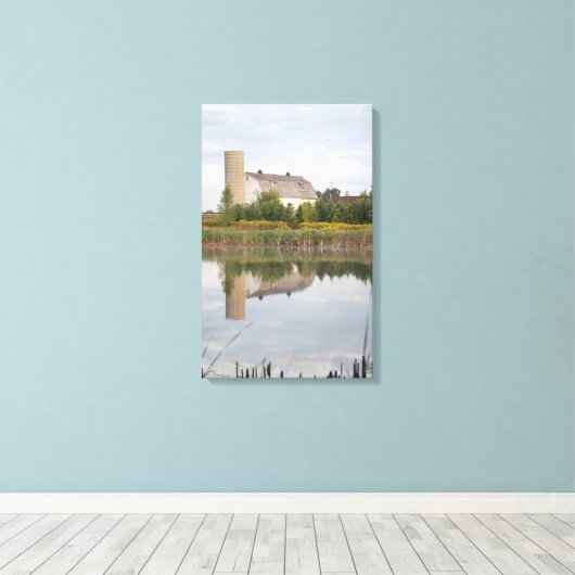 Schöne Farm reflektiert im Teich Leinwanddruck (Insitu (Holzboden))