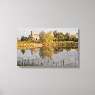 Schöne Farm und Stall, reflektiert in der POND Leinwanddruck