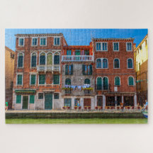 Schöne Fassade eines Palastes in Venedig, Italien