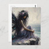 Schöne Fee auf einer Klippe Lila Postkarte (Vorne/Hinten)