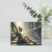 Schöne Fee in einem schwarzen Kleid sitzend auf de Postkarte (Stehend Vorderseite)
