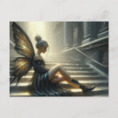 Schöne Fee in einem schwarzen Kleid sitzend auf de Postkarte (Vorderseite)
