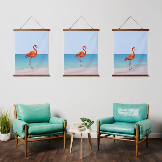 Schöne Flamingos am Strand Wandteppich Mit Holzrahmen (Wohnzimmer)
