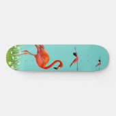 Schöne Flamingos auf hell türkisblau Skateboard (Horizontal)