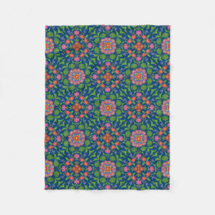 Schöne Floral-Rangoli auf tiefblauer Fleece-Decke Fleecedecke