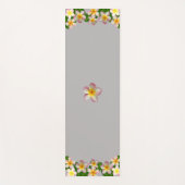Schöne Frangipani-Blume auf Light Silver Gray Yogamatte (Vorderseite)