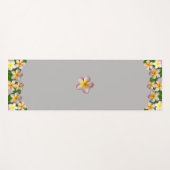 Schöne Frangipani-Blume auf Light Silver Gray Yogamatte (Vorderseite (Horizontal))