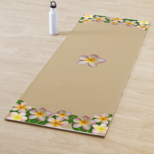 Schöne Frangipani-Blüten auf hellbeigem Hintergrun Yogamatte