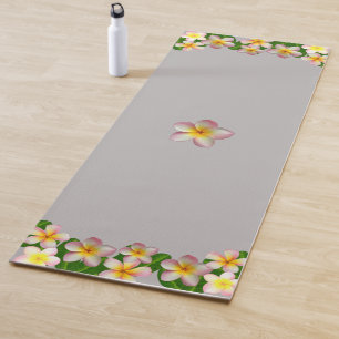 Schöne Frangipani-Blüten auf hellgrauem Silber Yogamatte