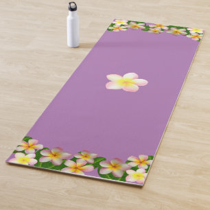 Schöne Frangipani-Blüten auf lila Violett Yogamatte
