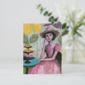 Schöne Frau an dem Cupcake-Tisch Postkarte (Stehend Vorderseite)