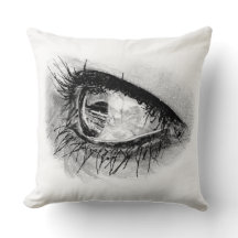 Schöne Frau Augen in vollem Mascara auf Kissen