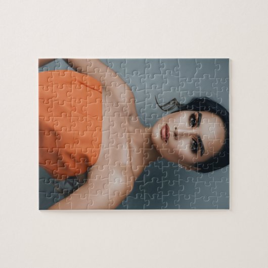 Schöne Frau im Orange Jigsaw Puzzle (Horizontal)