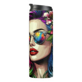 Schöne Frau in der Stadt Thermosbecher (Nach rechts gedreht)