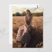 Schöne Frau in einem Kleid auf einem Feld Postkarte (Vorne/Hinten)