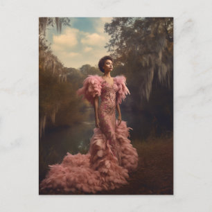 Schöne Frau in einem rosa gefiederten Kleid Postkarte
