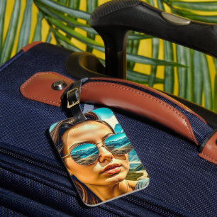 Schöne Frau in Sonnenbrille Bergreflexion Gepäckanhänger