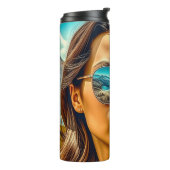 Schöne Frau in Sonnenbrille Reflectoine Thermosbecher (Nach links gedreht)