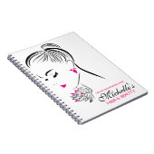 Schöne Frau mit dem rosa Ohrringeinbrennen Notizblock (Rechte Seite)