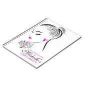 Schöne Frau mit dem rosa Ohrringeinbrennen Notizblock (Linke Seite)