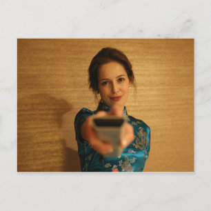 Schöne Frau mit einer abgelegenen Kontrolle Postkarte