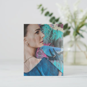 Schöne Frau mit einer blauen Vogelsurrealen Collag Postkarte
