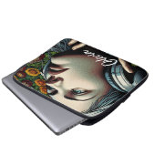 Schöne Frau mit Kopfhörern in Sonnenblumen Laptopschutzhülle (Vorne Knopf)