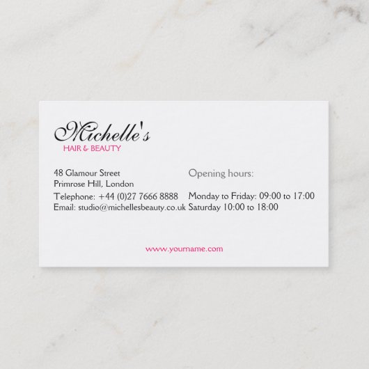 Schöne Frau mit rosa Ohrringe und Branding Visitenkarte (Rückseite)