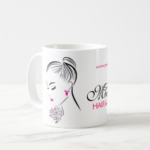 Schöne Frau mit rosa Ohrringen und Branding Kaffeetasse