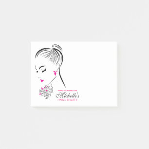 Schöne Frau mit rosa Ohrringen und Branding Post-it Klebezettel