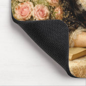Schöne Frau mit Rosenbouquet posiert Mousepad (Ecke)