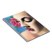 Schöne Frau mit Rosennotizbuch Notizblock (Rechte Seite)