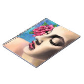 Schöne Frau mit Rosennotizbuch Notizblock (Linke Seite)
