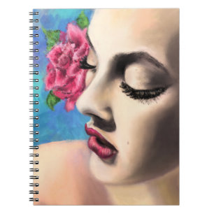Schöne Frau mit Rosennotizbuch Notizblock
