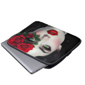 Schöne Frau mit roter Rose Laptopschutzhülle (Vorne Knopf)