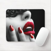 Schöne Frau mit schwarzer Maske Mousepad (Mit Mouse)