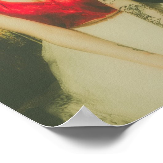 Schöne Frau mit Tattoos und einem Apfel Poster (Ecke)